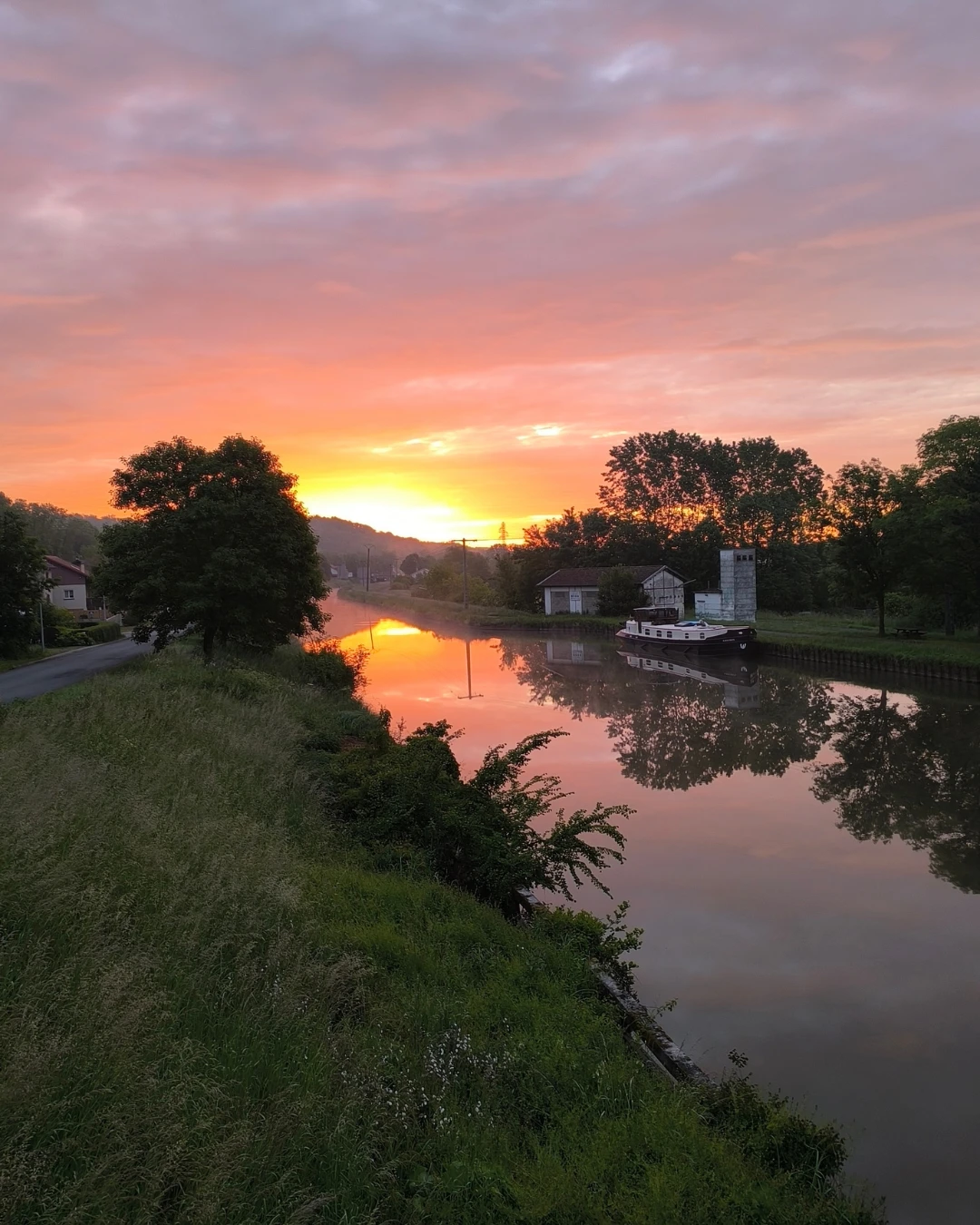 Un canal au lever du soleil