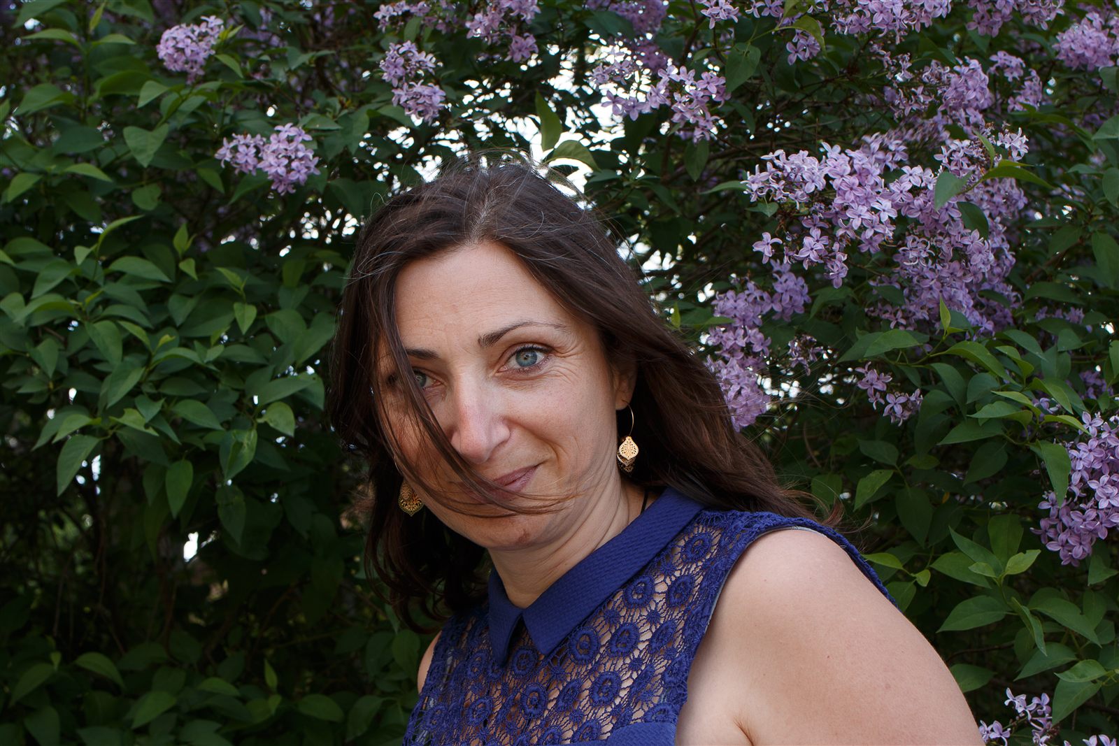 Sandrine Garcia, devant un lilas